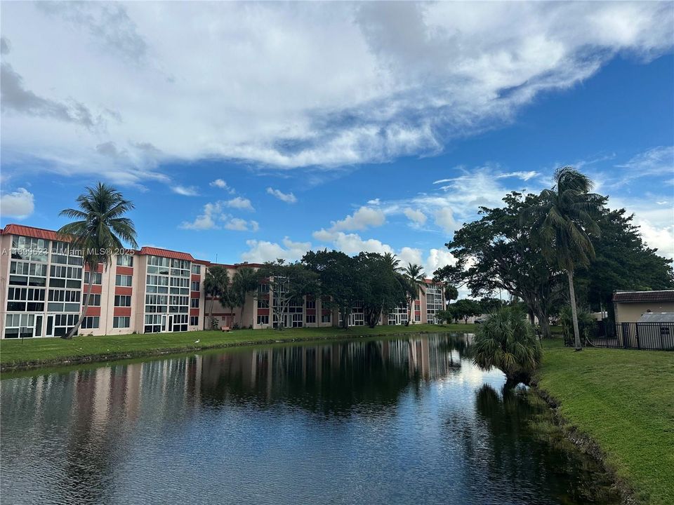 待售: $114,900 (1 贝兹, 1 浴室, 870 平方英尺)