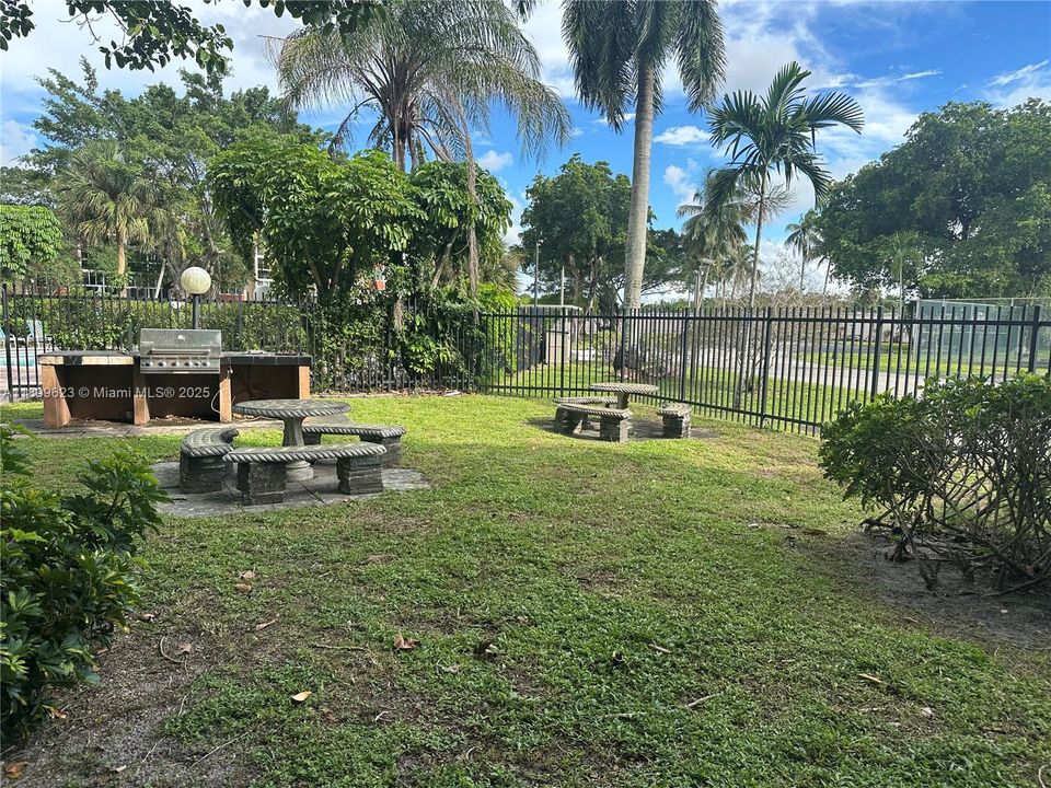 待售: $114,900 (1 贝兹, 1 浴室, 870 平方英尺)