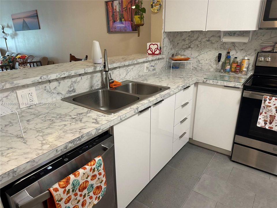 待售: $114,900 (1 贝兹, 1 浴室, 870 平方英尺)