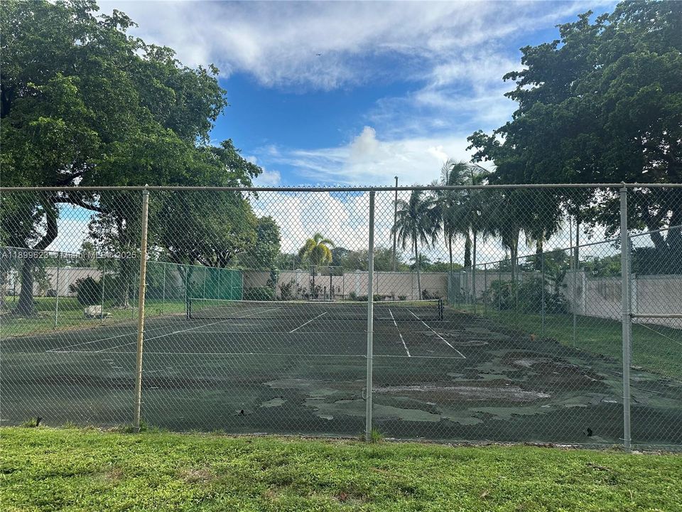 待售: $114,900 (1 贝兹, 1 浴室, 870 平方英尺)