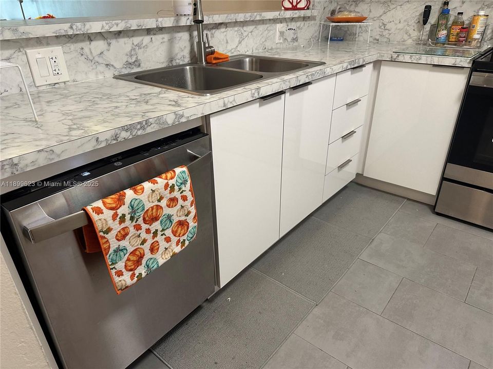 待售: $114,900 (1 贝兹, 1 浴室, 870 平方英尺)