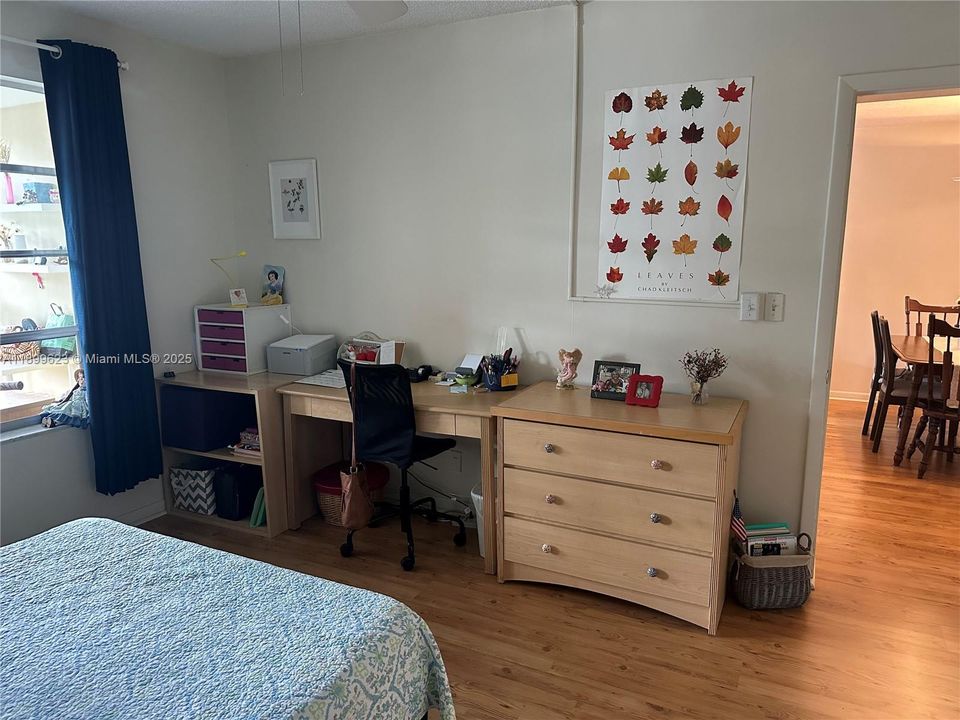 待售: $114,900 (1 贝兹, 1 浴室, 870 平方英尺)