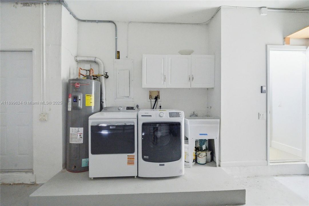 Recently Rented: $5,900 (5 beds, 3 baths, 2144 Square Feet)