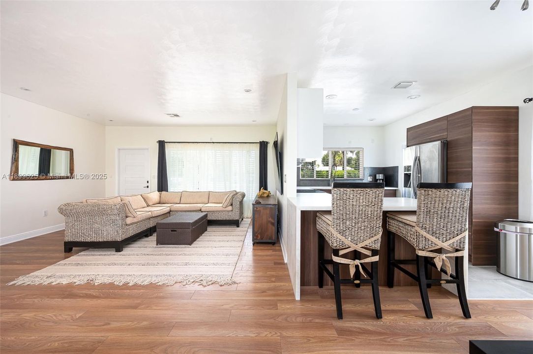 合同活跃: $849,000 (3 贝兹, 2 浴室, 0 平方英尺)