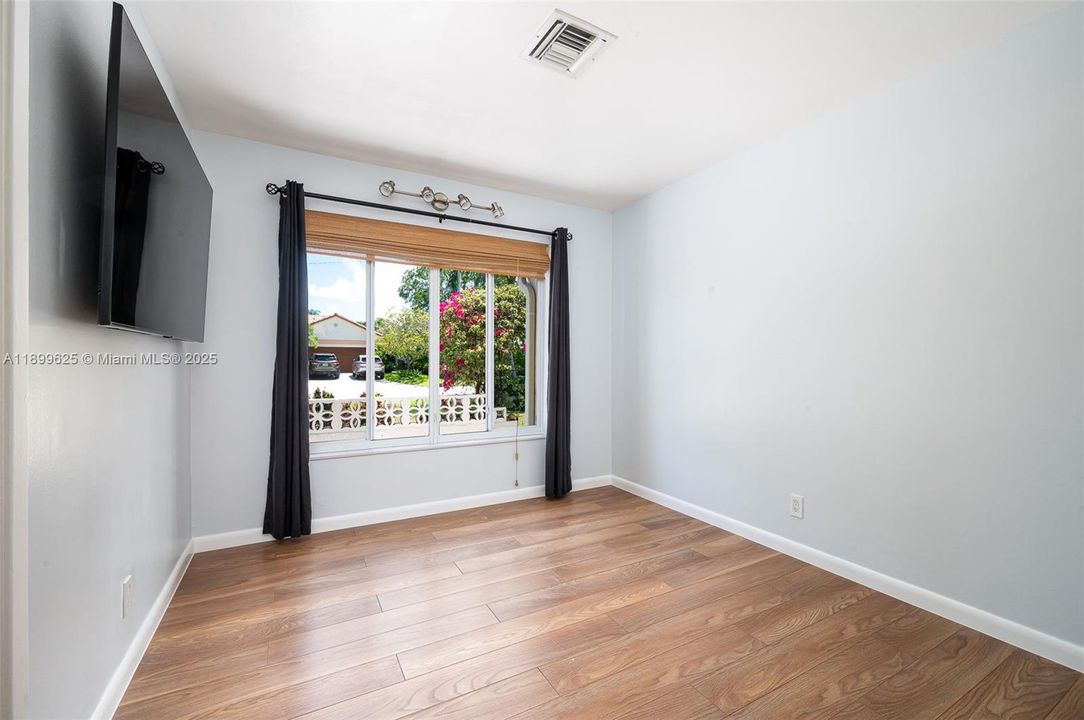 合同活跃: $849,000 (3 贝兹, 2 浴室, 0 平方英尺)