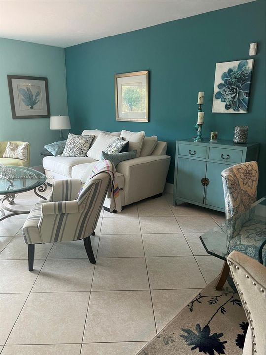 For Sale: $360,000 (2 beds, 2 baths, 1033 Square Feet)