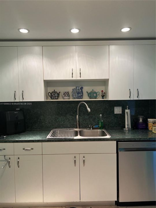 For Sale: $360,000 (2 beds, 2 baths, 1033 Square Feet)