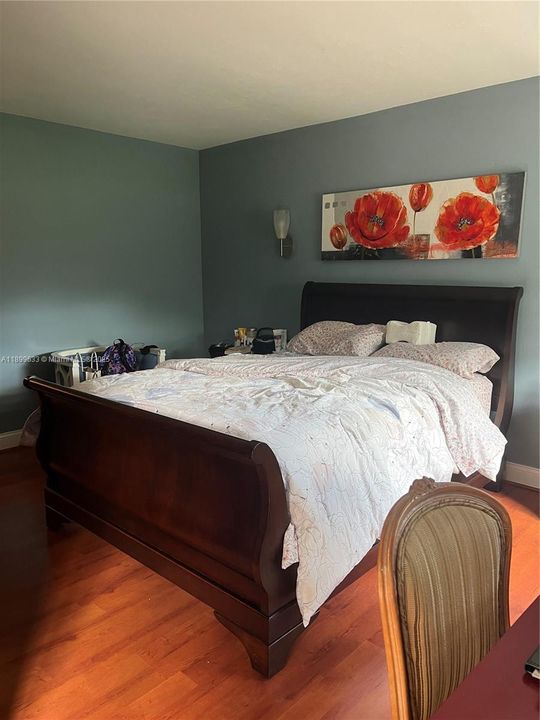 For Sale: $360,000 (2 beds, 2 baths, 1033 Square Feet)