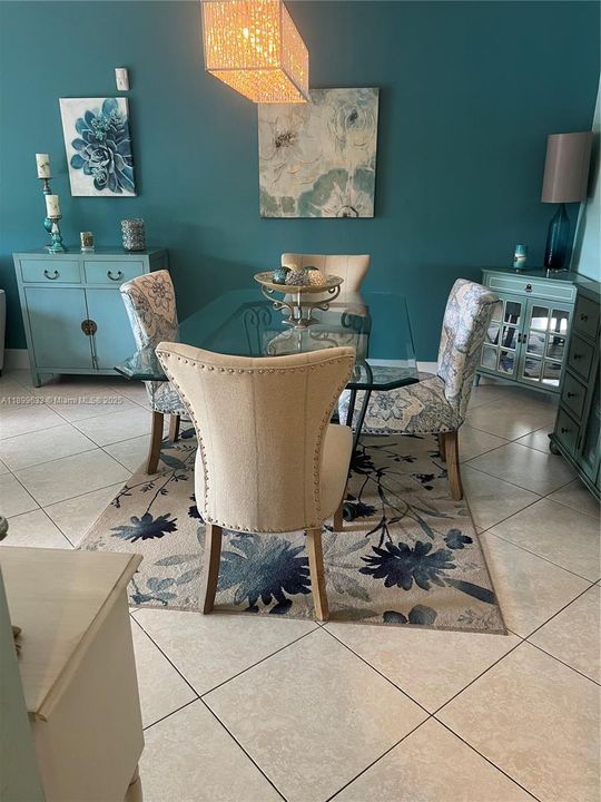 For Sale: $360,000 (2 beds, 2 baths, 1033 Square Feet)