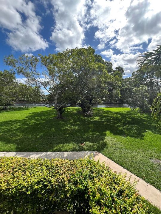 For Sale: $360,000 (2 beds, 2 baths, 1033 Square Feet)