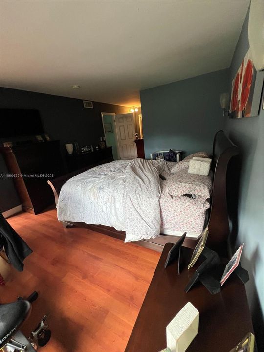 For Sale: $360,000 (2 beds, 2 baths, 1033 Square Feet)