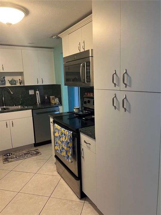 For Sale: $360,000 (2 beds, 2 baths, 1033 Square Feet)