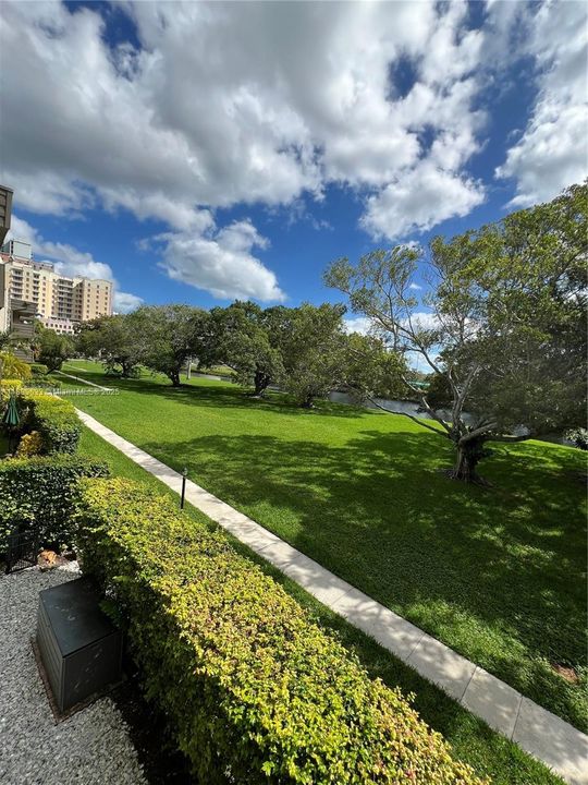 For Sale: $360,000 (2 beds, 2 baths, 1033 Square Feet)