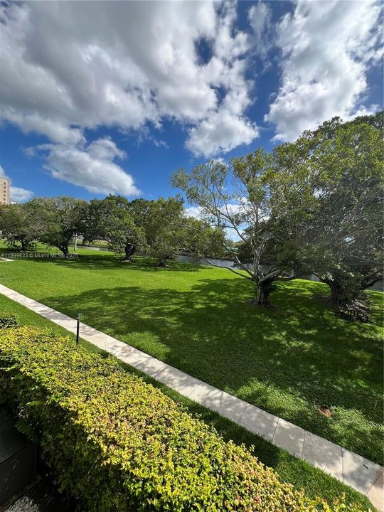 For Sale: $360,000 (2 beds, 2 baths, 1033 Square Feet)