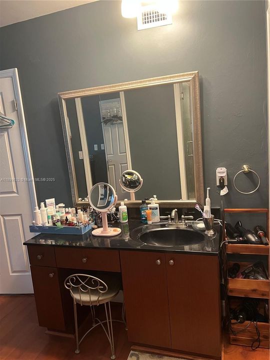 For Sale: $360,000 (2 beds, 2 baths, 1033 Square Feet)