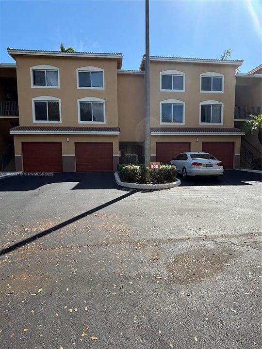 Под контрактом: $1,900 (1 спален, 1 ванн, 898 Квадратных фут)