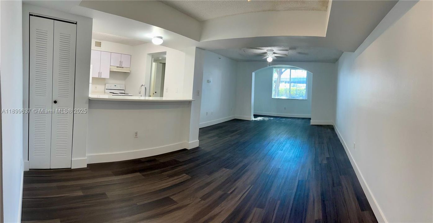 Под контрактом: $1,900 (1 спален, 1 ванн, 898 Квадратных фут)