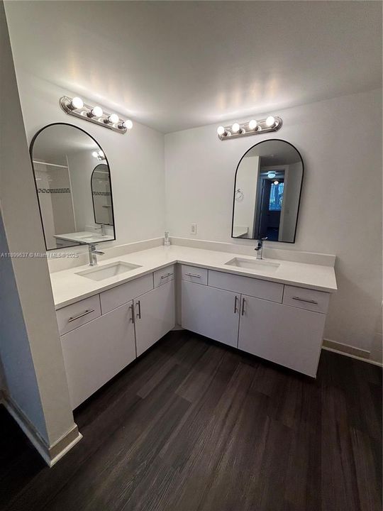 Под контрактом: $1,900 (1 спален, 1 ванн, 898 Квадратных фут)