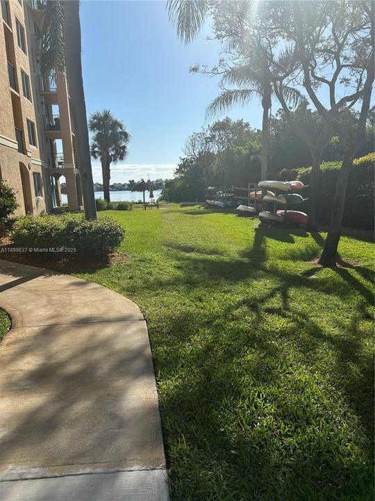 Под контрактом: $1,900 (1 спален, 1 ванн, 898 Квадратных фут)