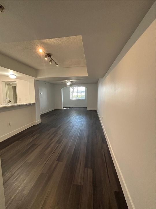 Под контрактом: $1,900 (1 спален, 1 ванн, 898 Квадратных фут)