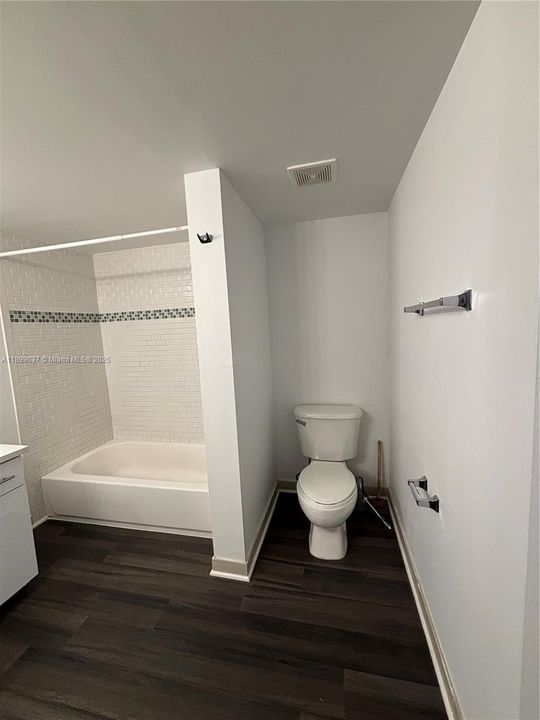 Под контрактом: $1,900 (1 спален, 1 ванн, 898 Квадратных фут)