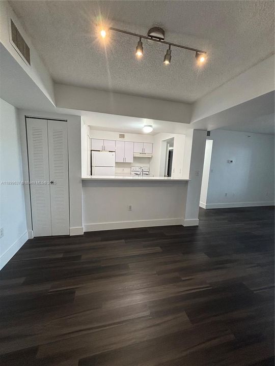 Под контрактом: $1,900 (1 спален, 1 ванн, 898 Квадратных фут)