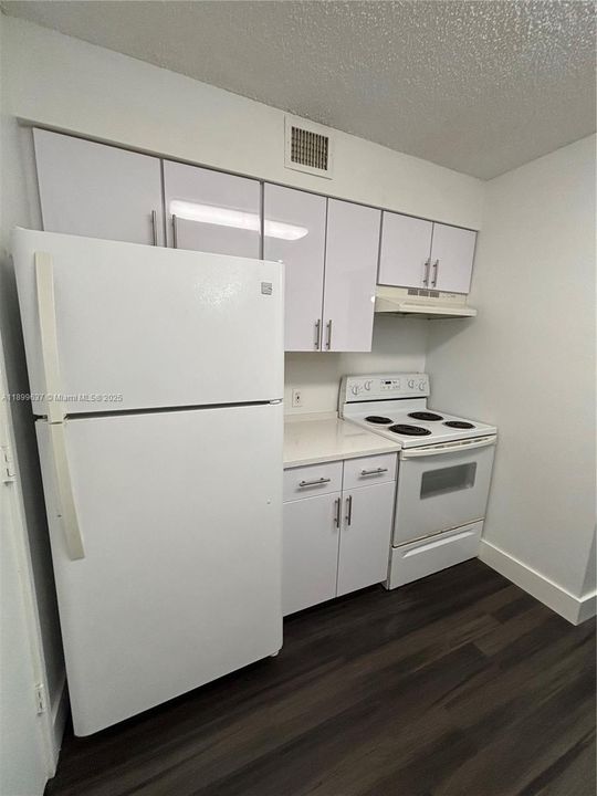 Под контрактом: $1,900 (1 спален, 1 ванн, 898 Квадратных фут)