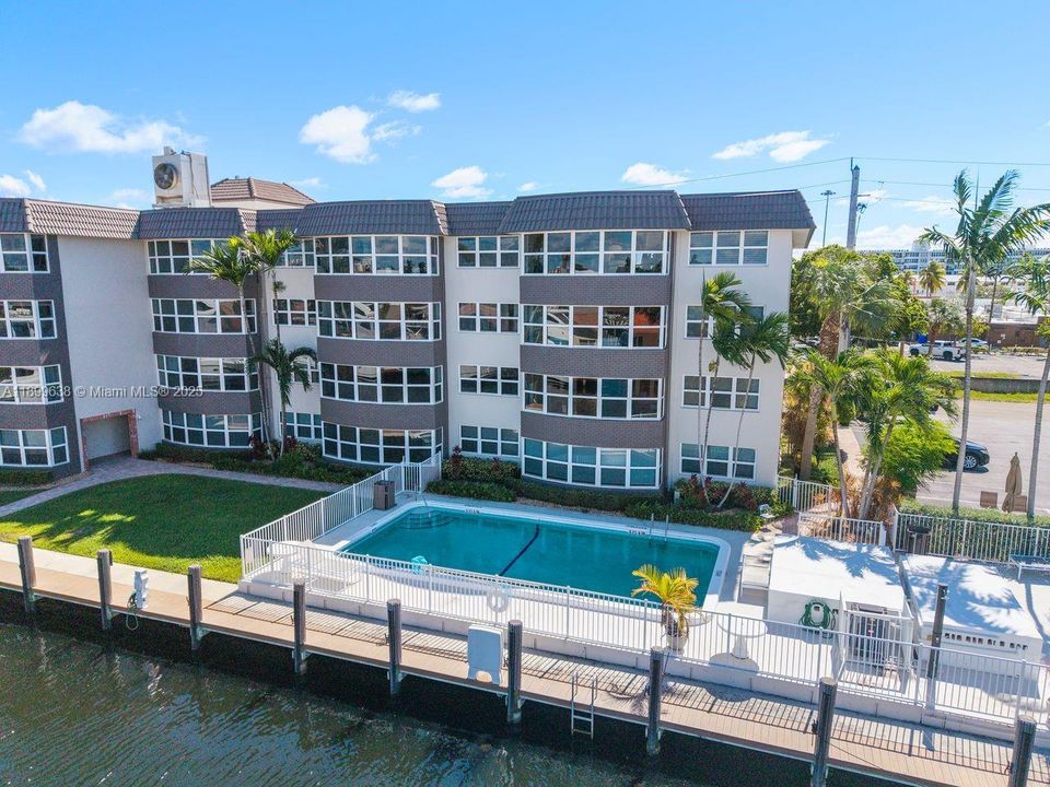 出租: $3,000 (2 贝兹, 2 浴室, 1300 平方英尺)