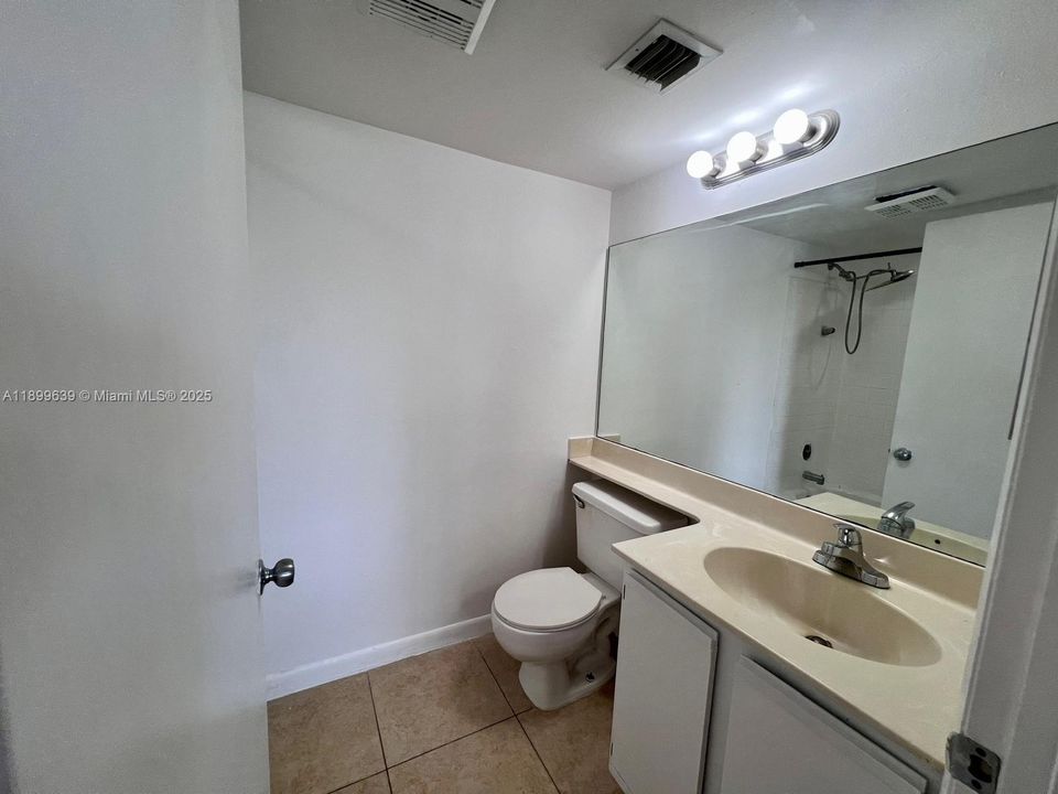 Recently Rented: $2,200 (2 beds, 2 baths, 1030 Square Feet)