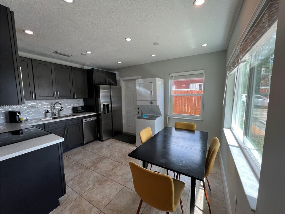 Active With Contract: $2,199 (2 beds, 1 baths, 805 Square Feet)