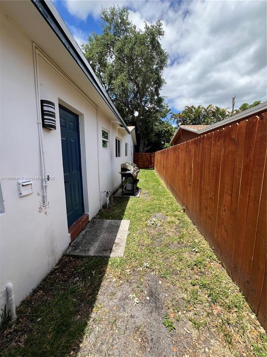 Active With Contract: $2,199 (2 beds, 1 baths, 805 Square Feet)