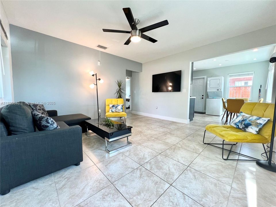 Active With Contract: $2,199 (2 beds, 1 baths, 805 Square Feet)