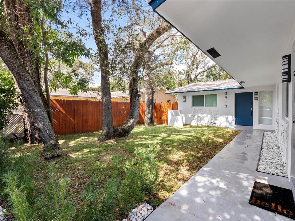 Active With Contract: $2,199 (2 beds, 1 baths, 805 Square Feet)