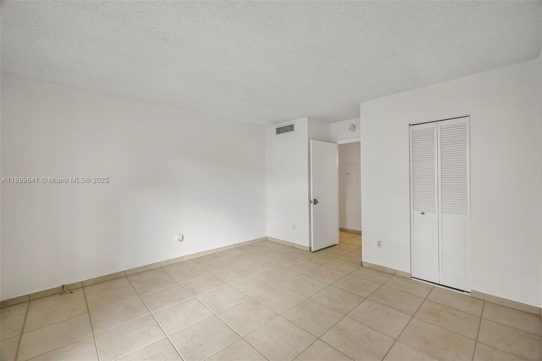 合同活跃: $239,900 (1 贝兹, 1 浴室, 615 平方英尺)