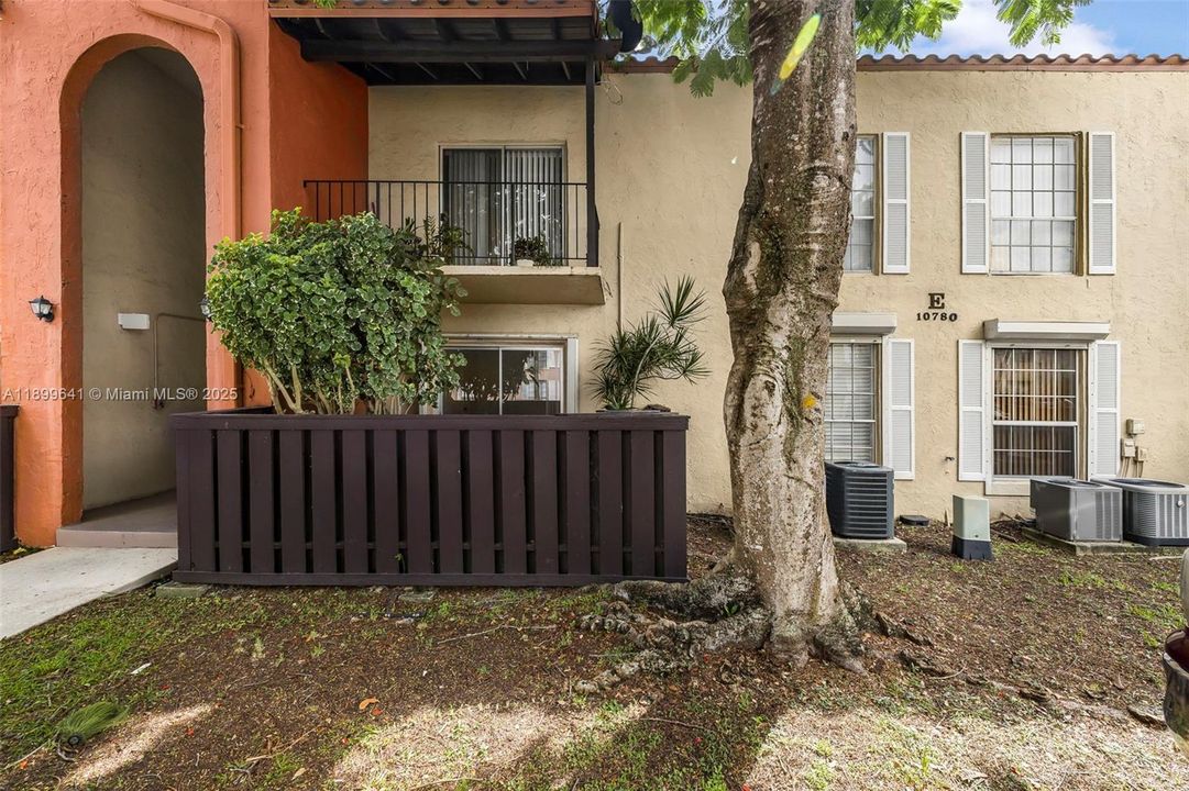 合同活跃: $239,900 (1 贝兹, 1 浴室, 615 平方英尺)