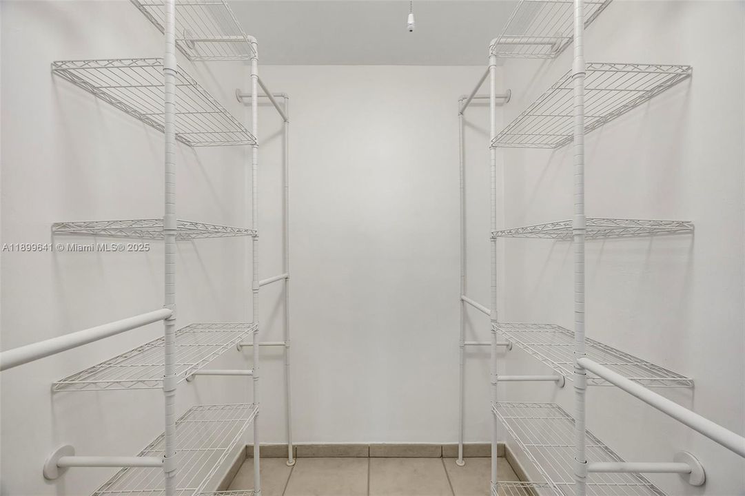 合同活跃: $239,900 (1 贝兹, 1 浴室, 615 平方英尺)