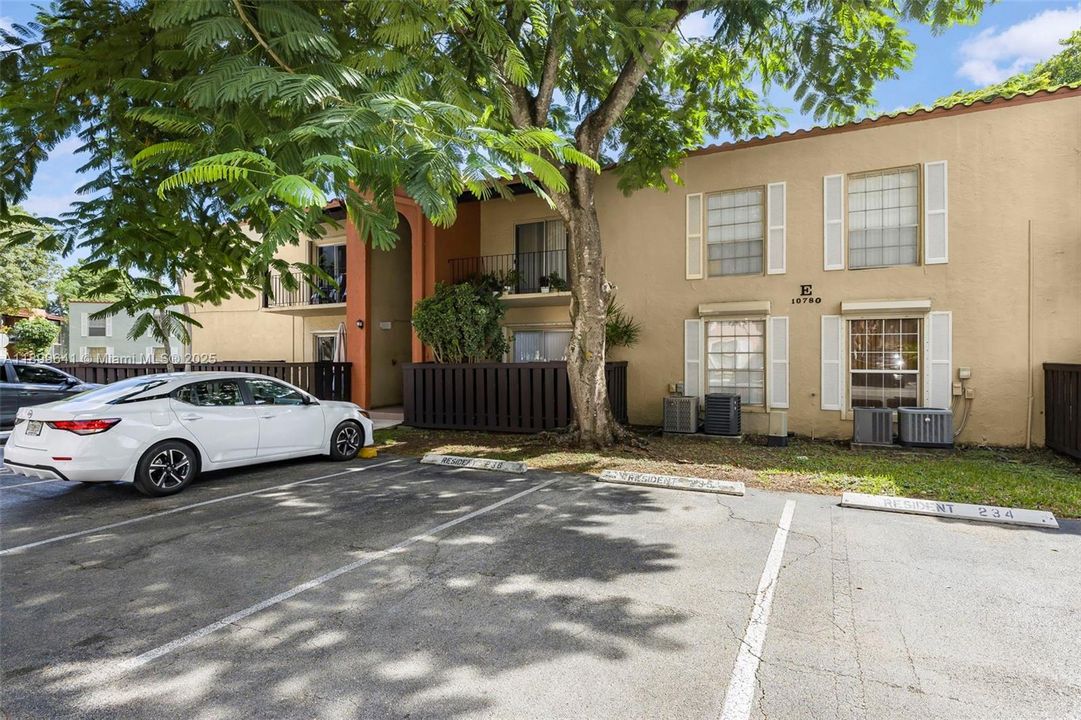 合同活跃: $239,900 (1 贝兹, 1 浴室, 615 平方英尺)