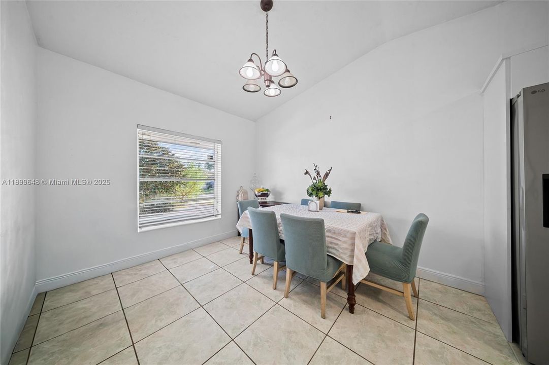 Recently Sold: $625,000 (4 beds, 3 baths, 1256 Square Feet)