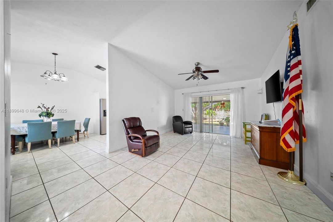 Recently Sold: $625,000 (4 beds, 3 baths, 1256 Square Feet)