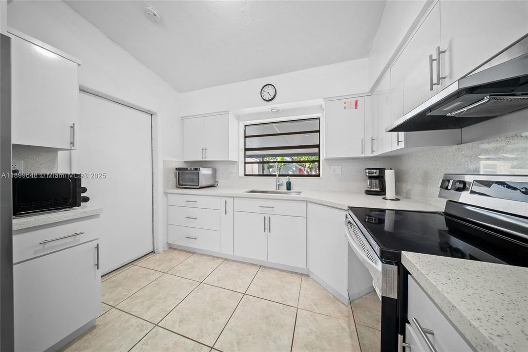 Recently Sold: $625,000 (4 beds, 3 baths, 1256 Square Feet)