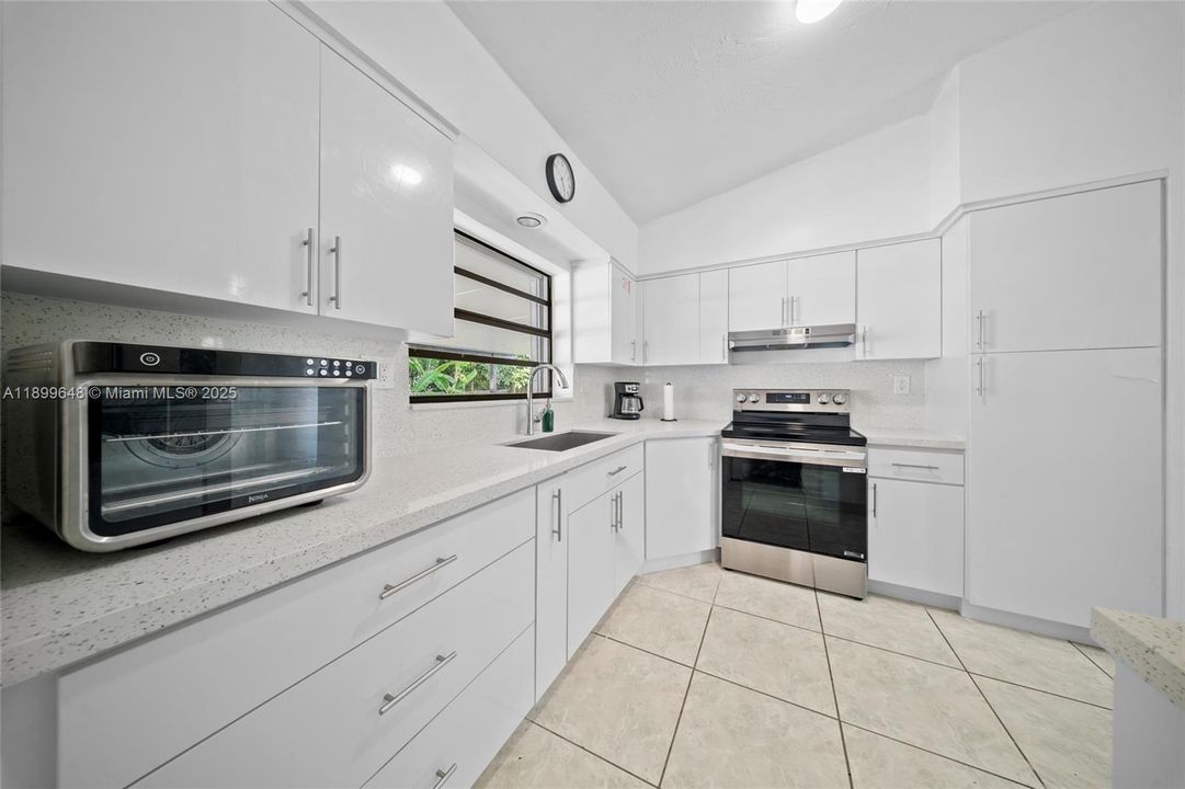 Recently Sold: $625,000 (4 beds, 3 baths, 1256 Square Feet)