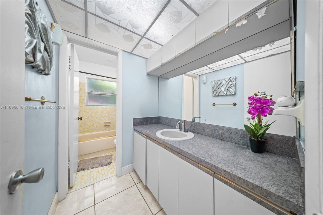 Recently Sold: $625,000 (4 beds, 3 baths, 1256 Square Feet)