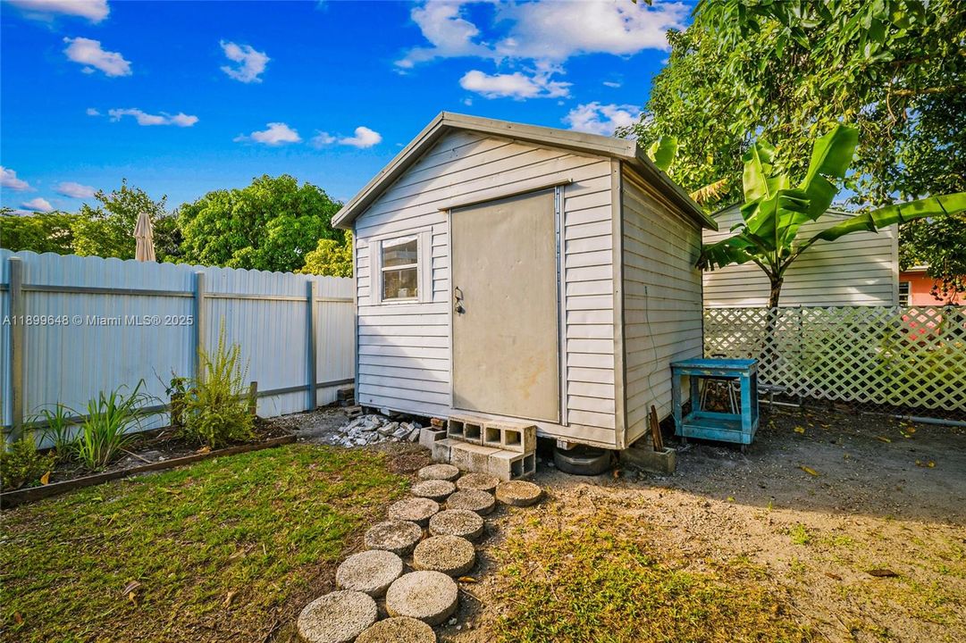 Recently Sold: $625,000 (4 beds, 3 baths, 1256 Square Feet)