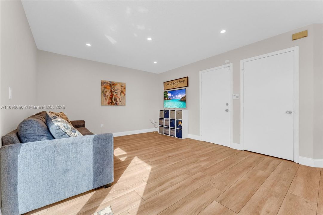 Active With Contract: $554,000 (3 beds, 3 baths, 1749 Square Feet)