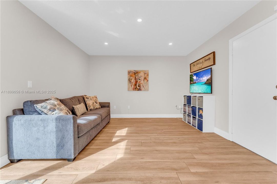 Active With Contract: $554,000 (3 beds, 3 baths, 1749 Square Feet)