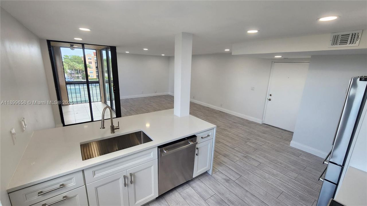 For Rent: $2,200 (1 beds, 1 baths, 758 Square Feet)