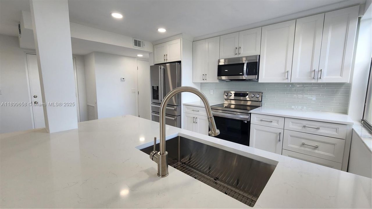 For Rent: $2,200 (1 beds, 1 baths, 758 Square Feet)