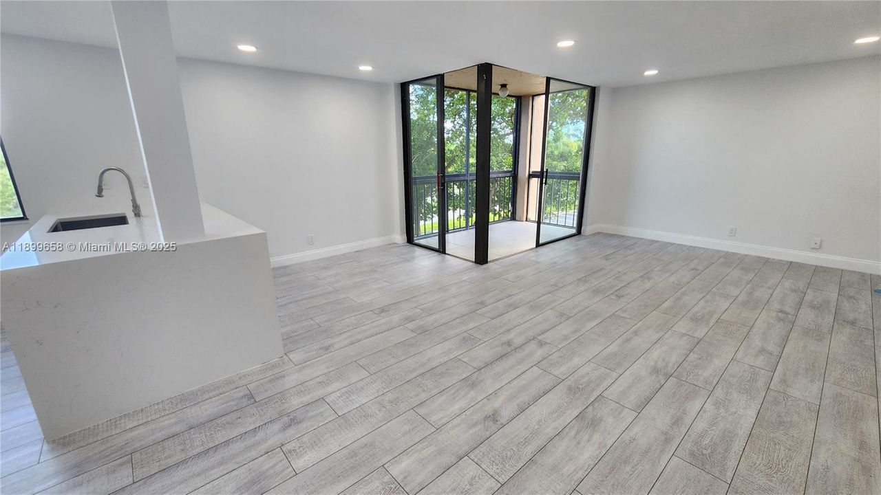 For Rent: $2,200 (1 beds, 1 baths, 758 Square Feet)