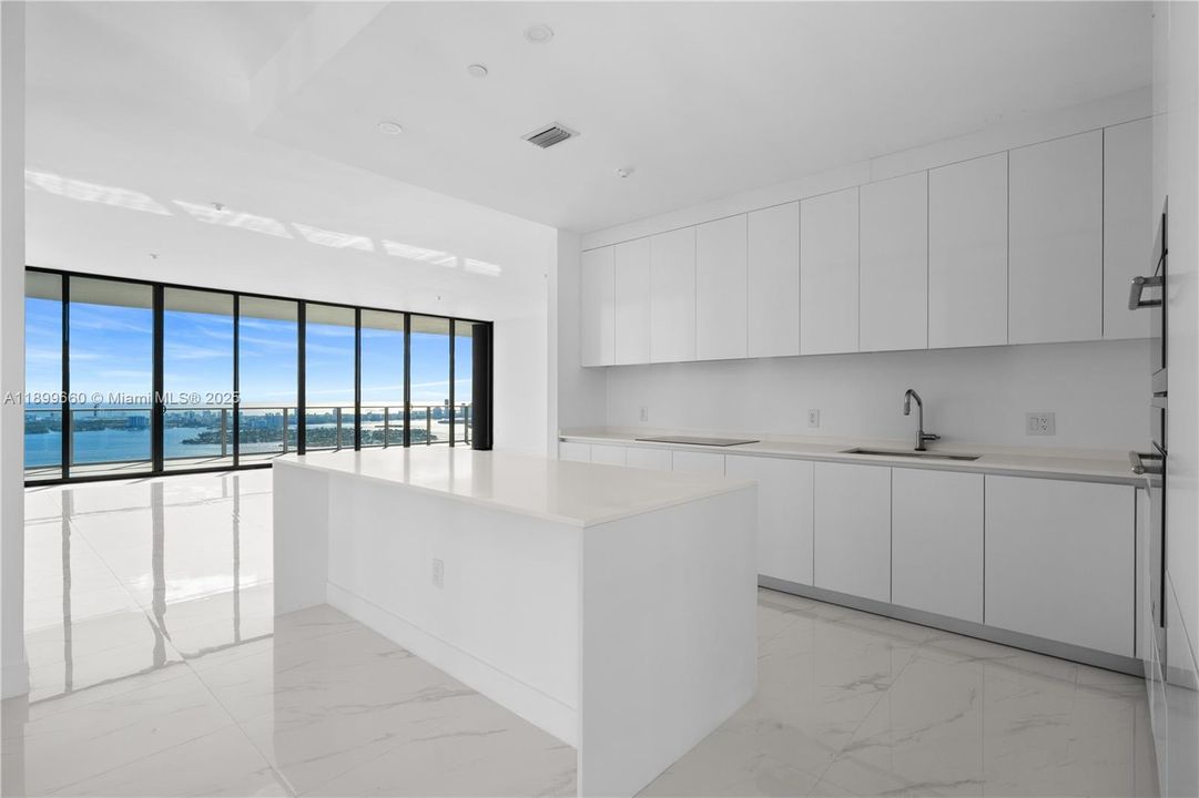 出租: $19,000 (4 贝兹, 5 浴室, 3417 平方英尺)