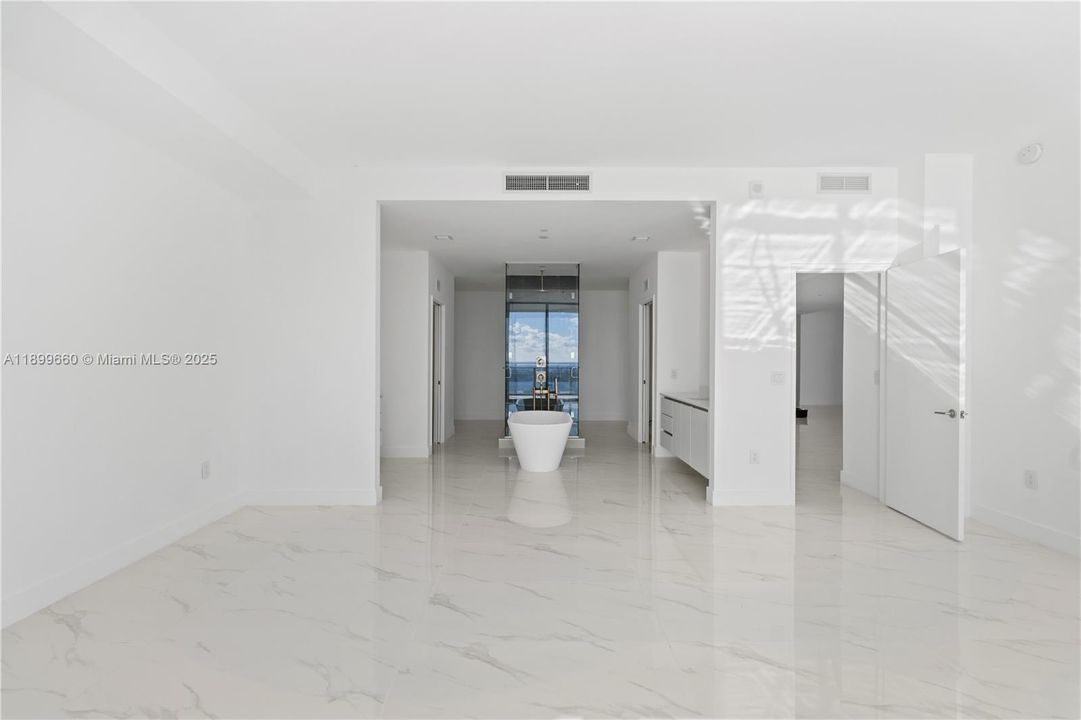 出租: $19,000 (4 贝兹, 5 浴室, 3417 平方英尺)